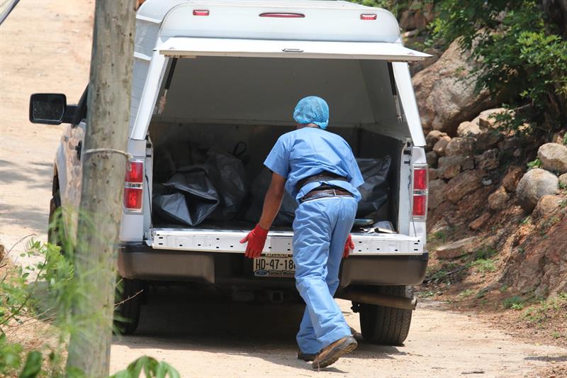 Hallan 10 cadáveres en fosas clandestinas en Acapulco
