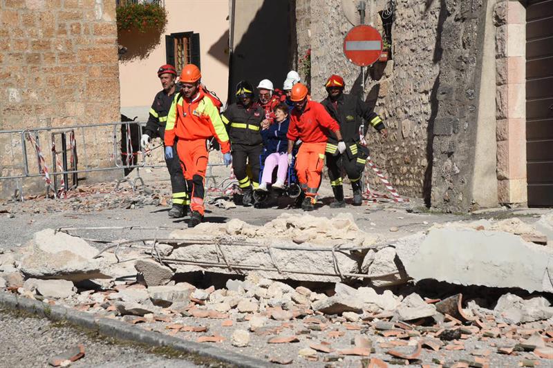 Un terremoto sacude el centro de Italia y causa decenas de heridos