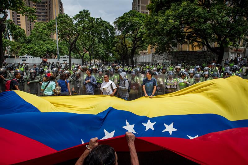 Oposición venezolana entrega un &quot;petitorio&quot; a rector del Poder Electoral