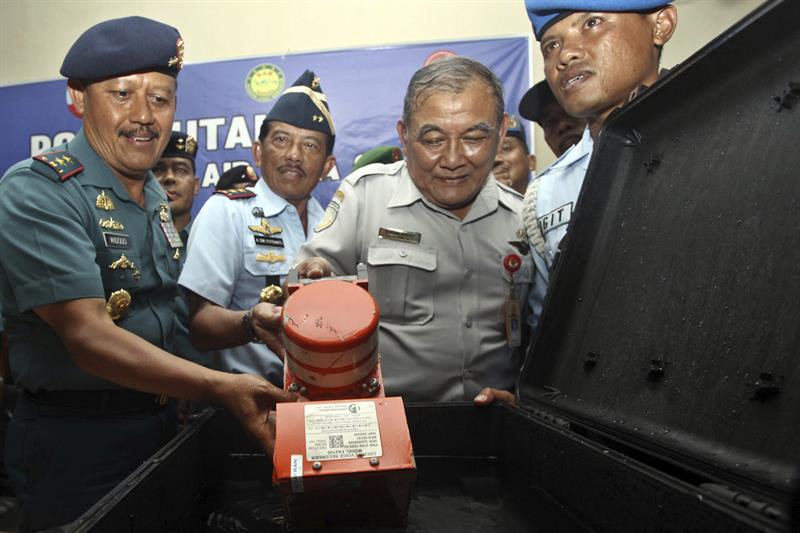 Cajas negras de avión de AirAsia remontadas a superficie en Indonesia