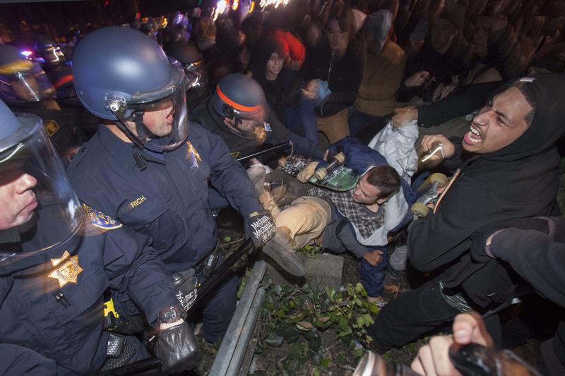 29 detenidos en Ferguson en nuevos disturbios con saqueos e incendios