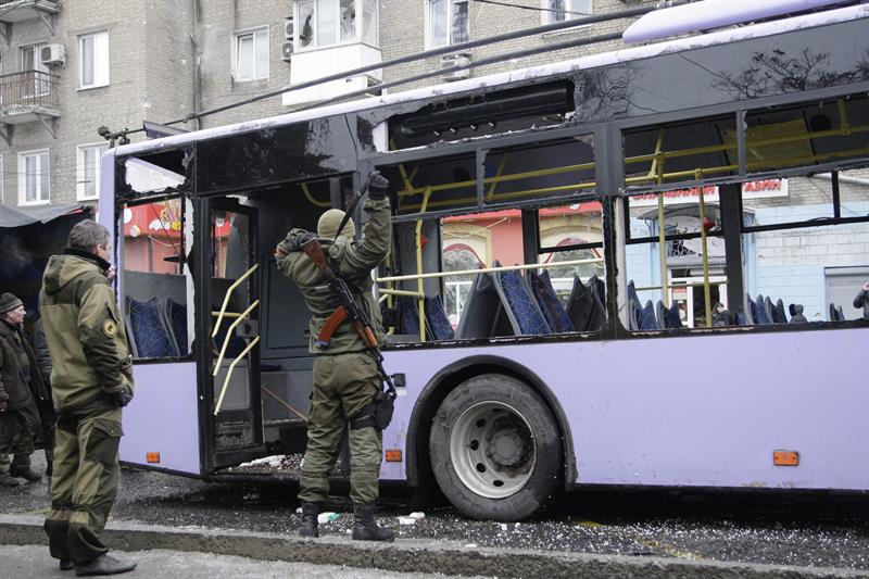 13 muertos al impactar un proyectil en una parada de tranvía en Donetsk