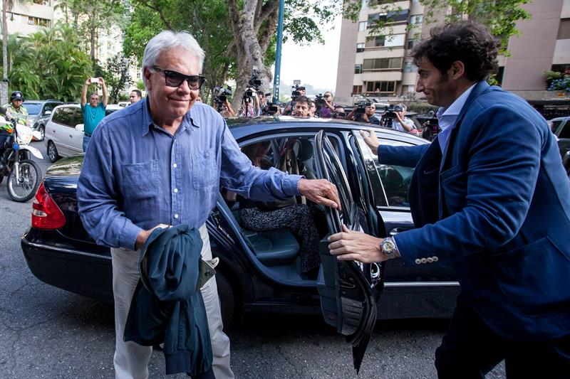 González llega a Venezuela bienvenido por opositores y rechazado por chavismo