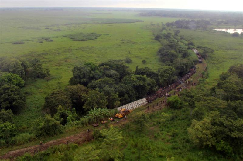 Aumentan a 11 los muertos por descarrilamiento de tren en México