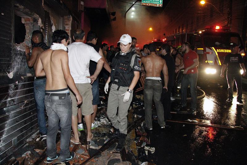 Sube a 245 número de muertos por incendio en discoteca en Brasil