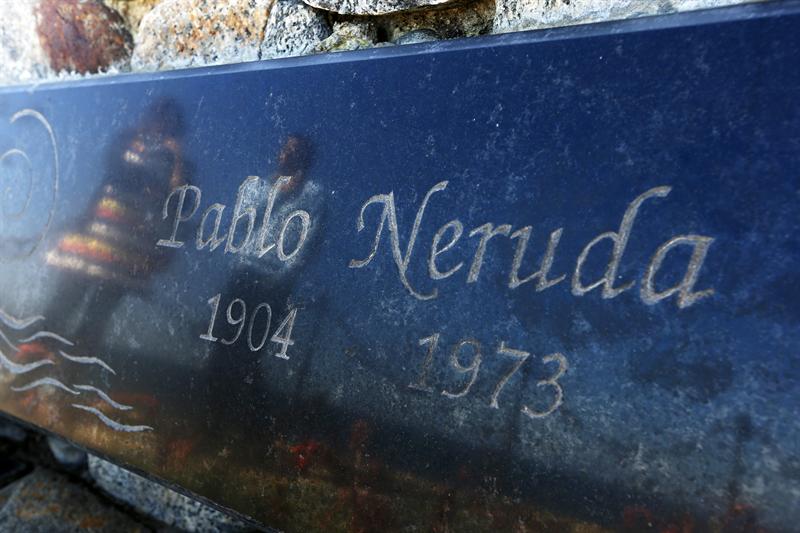 Comienza la exhumación de los restos de Pablo Neruda