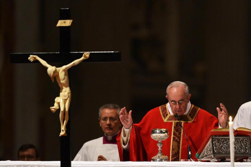 El papa Francisco preside su primer Vía Crucis en el Coliseo de Roma