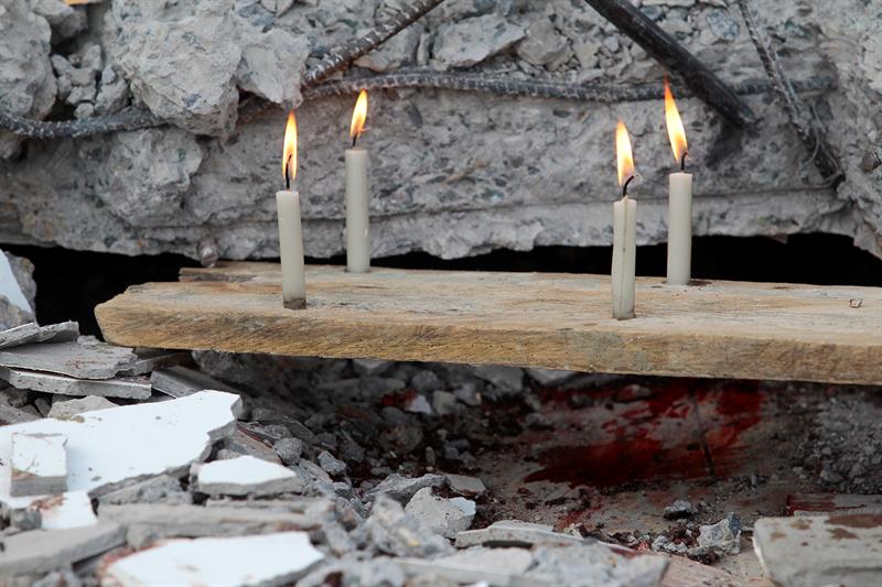 Aumentan a 413 los muertos en el terremoto de Ecuador