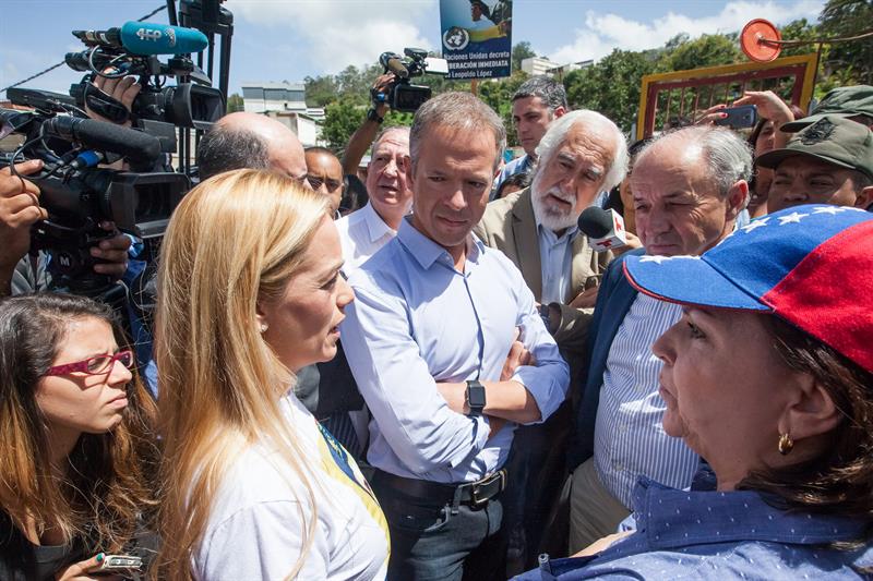 Impiden visita de delegación de senadores a Leopoldo López