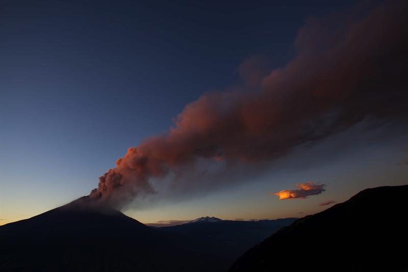 El Tungurahua incrementa sus explosiones y sigue emanando ceniza