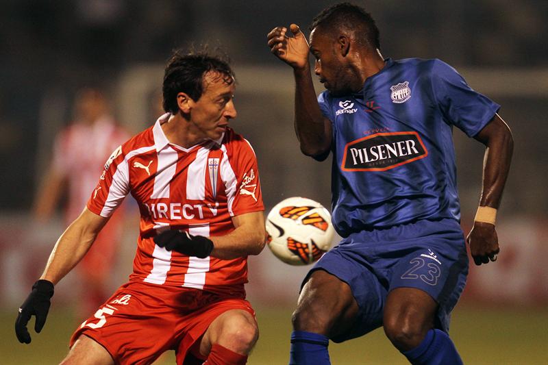 Con nueve hombres, Emelec es goleado por la Universidad Católica