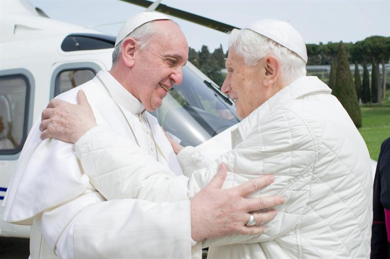 Francisco regresó al Vaticano tras visitar y almorzar con Benedicto XVI