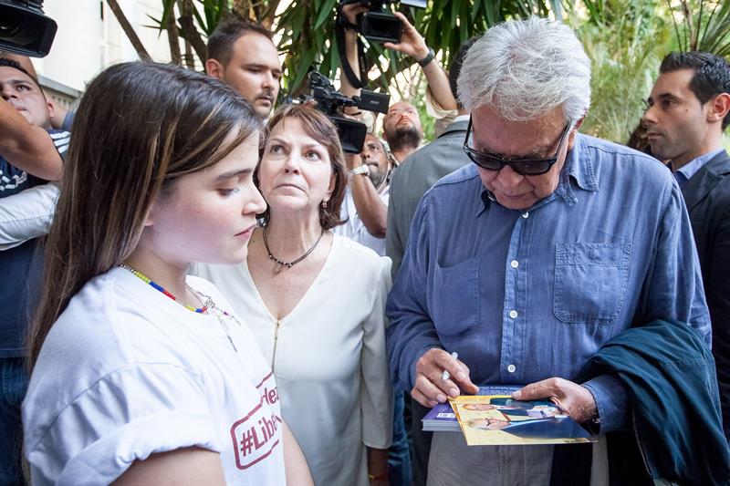 González llega a Venezuela bienvenido por opositores y rechazado por chavismo