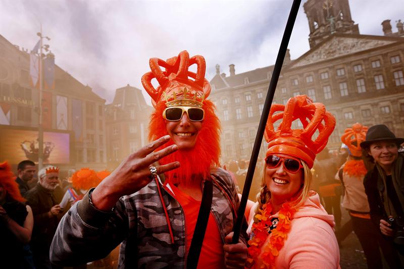 Holanda festeja en la calle a sus nuevos reyes