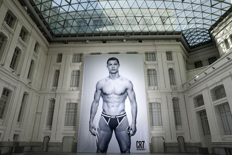 Cristiano Ronaldo &quot;crece&quot; 15 metros para promocionar su ropa interior