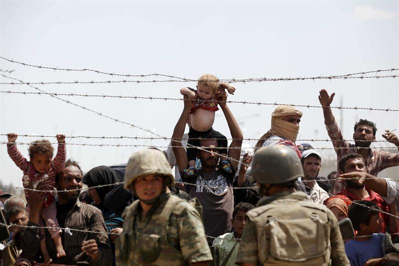 Tensión en la frontera turco-siria al impedir el EI el paso de refugiados