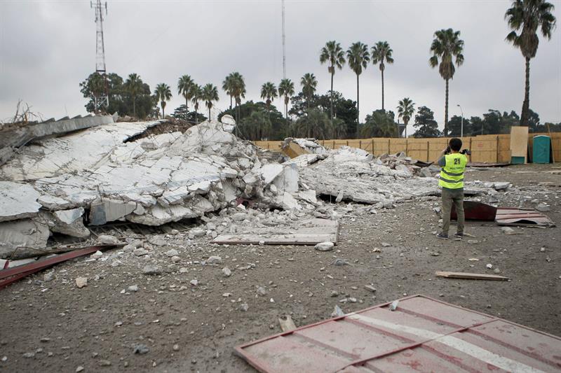 Con implosión destruyen gran estadio cubierto de Uruguay
