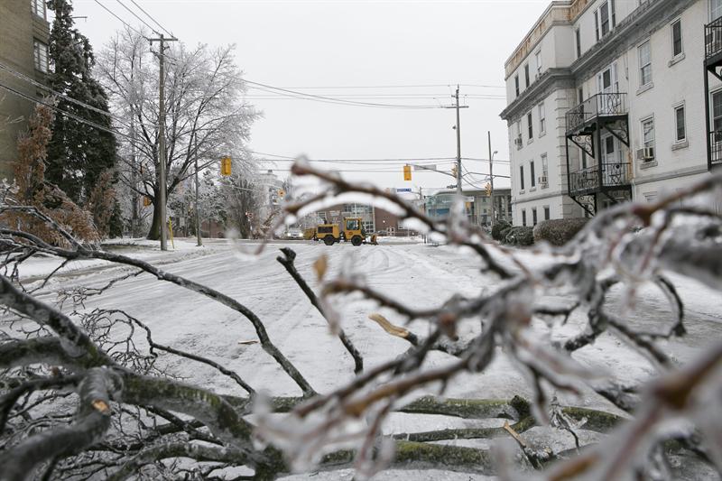 Gran tormenta de hielo causa el caos en Toronto y este de Canadá