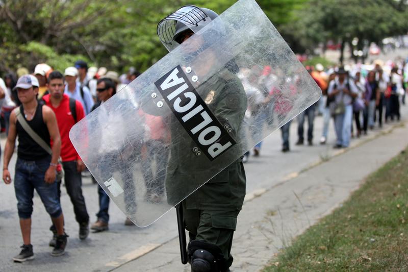 Manifestantes colombianos esperan reunirse el sábado con Santos