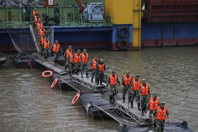 No hay esperanza de encontrar gente viva en barco naufragado, dice Gobierno