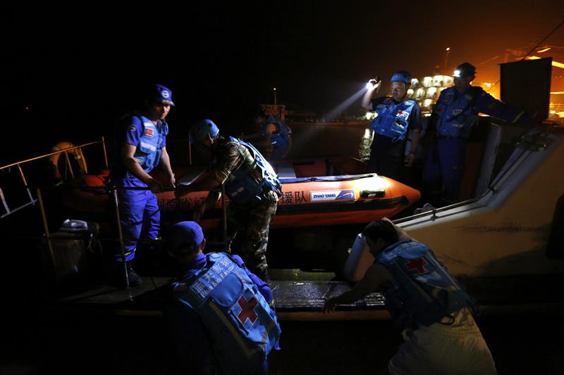 Aumenta a 26 la cifra de muertos en el naufragio mientras prosigue el rescate