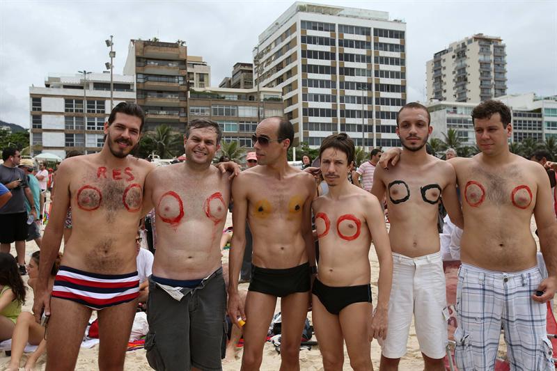 Decenas de personas exigen la legalización del "topless" en Río de Janeiro