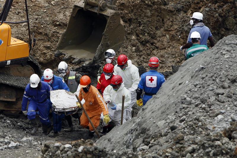 Sube a 12 la cifra de muertos por derrumbe de mina en Colombia