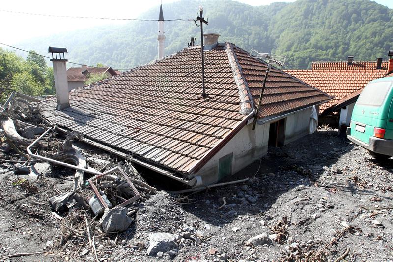 Devastaciones por riadas recuerdan en Bosnia imágenes de la guerra