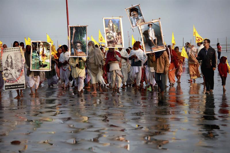 Aparecen al menos 80 cadáveres en el río Ganges en India