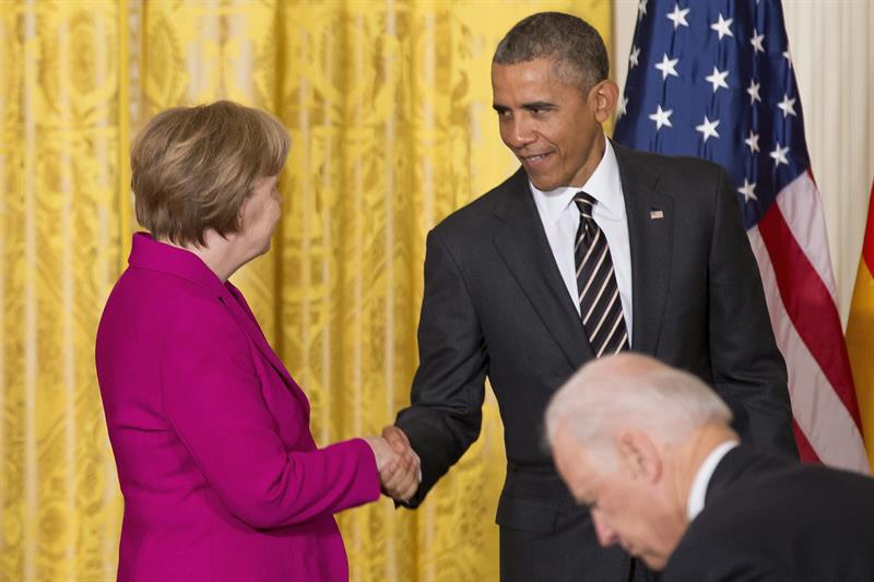 Obama muestra unidad con Merkel sobre Ucrania pero no descarta envío de armas