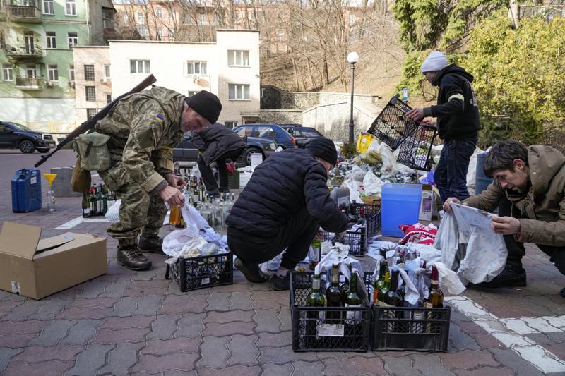 Ucranianos regresan del extranjero para luchar contra Rusia