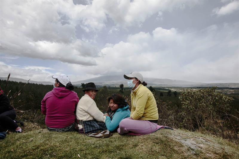 En la acampada en El Chasqui se respira solidaridad entre evacuados