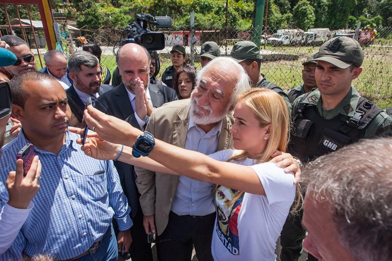Impiden visita de delegación de senadores a Leopoldo López