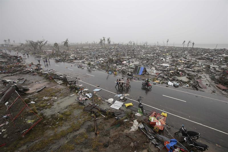 Estiman más de 10.000 muertos por tifón Haiyan en Filipinas