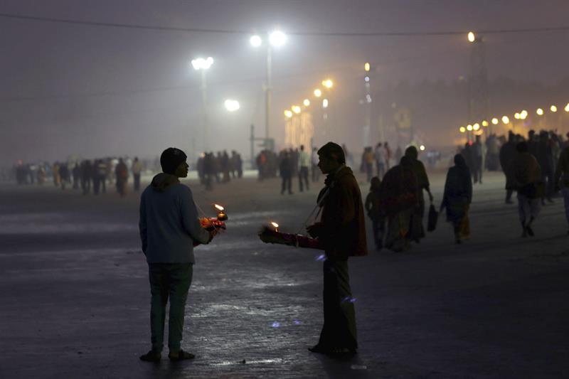 Aparecen al menos 80 cadáveres en el río Ganges en India