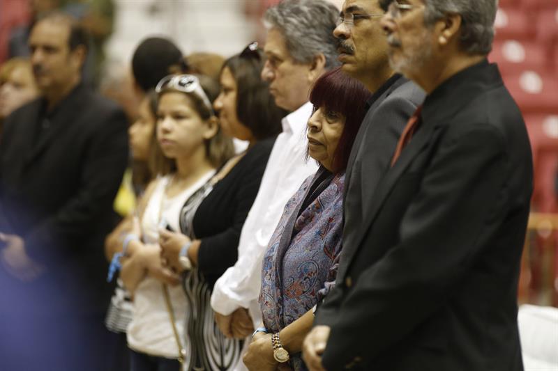 Miles de puertorriqueños en primer día de velorio de Cheo Feliciano
