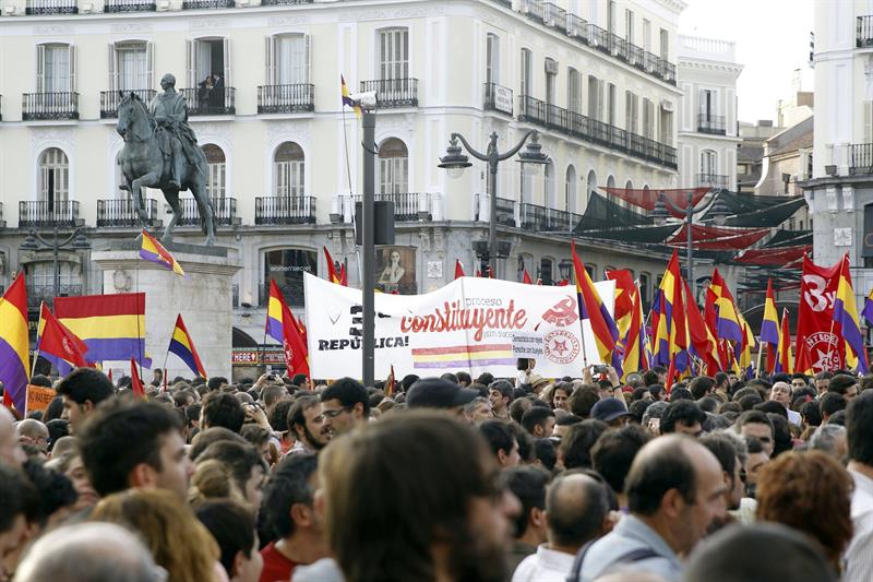 Miles de personas se manifiestan en Madrid a favor de la república