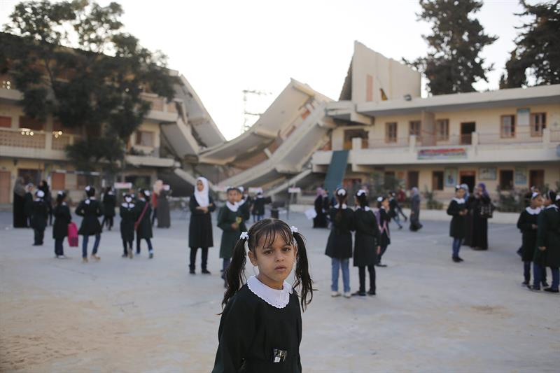 Miles de niños palestinos vuelven a clases entre escombros