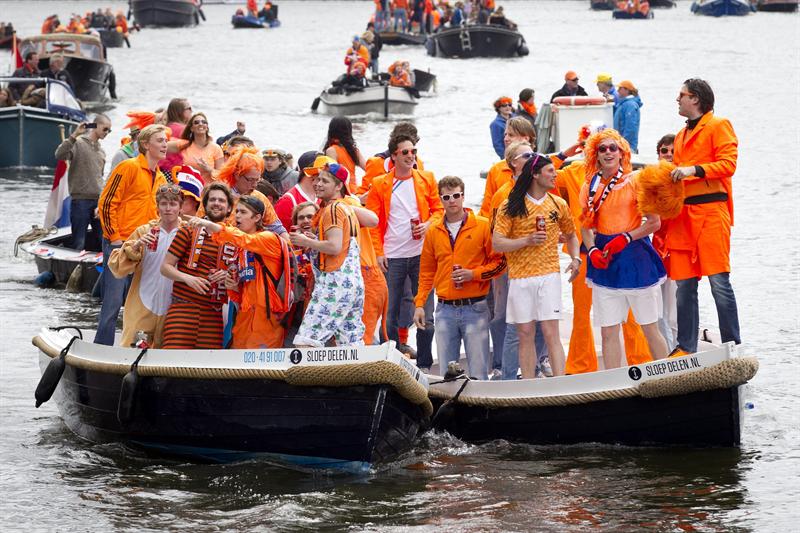 Holanda festeja en la calle a sus nuevos reyes