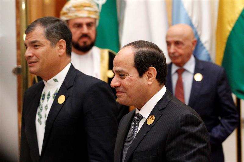 Correa y Maduro se reúnen en Riad preocupados por caída de precios del crudo