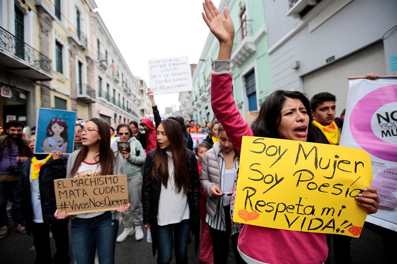 Grupos feministas de Ecuador denuncian complicidad social en violencia de género