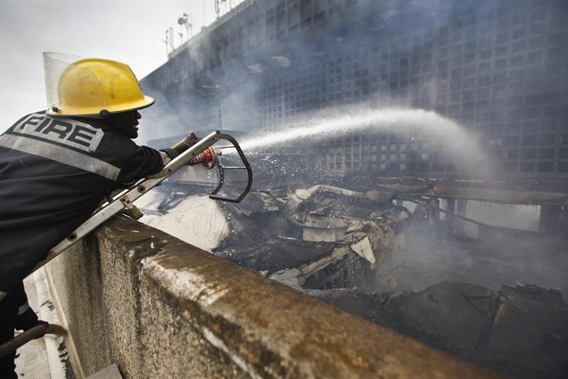 Enorme incendio deja a aeropuerto de Kenia sin vuelos internacionales