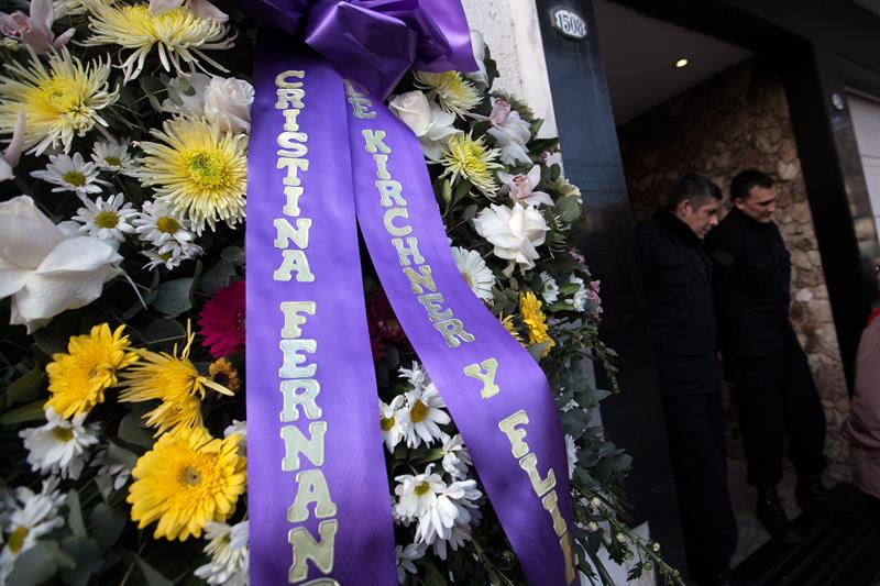 Despiden en Argentina los restos mortales del padre de Maradona