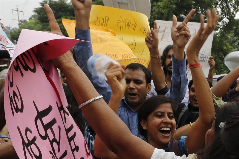 Condenan a muerte a los 4 acusados de violación que indignó a la India