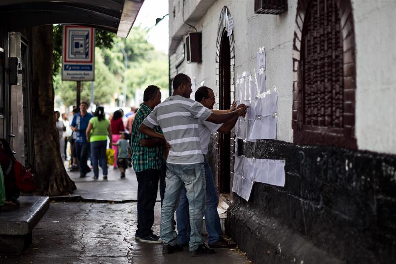 Venezolanos eligen a los reemplazos de dos alcaldes opositores destituidos