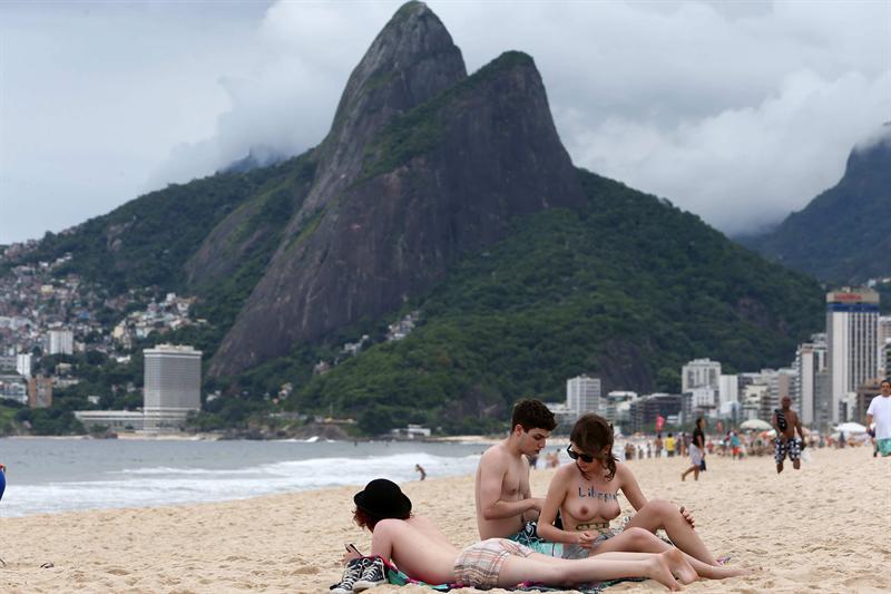 Decenas de personas exigen la legalización del "topless" en Río de Janeiro