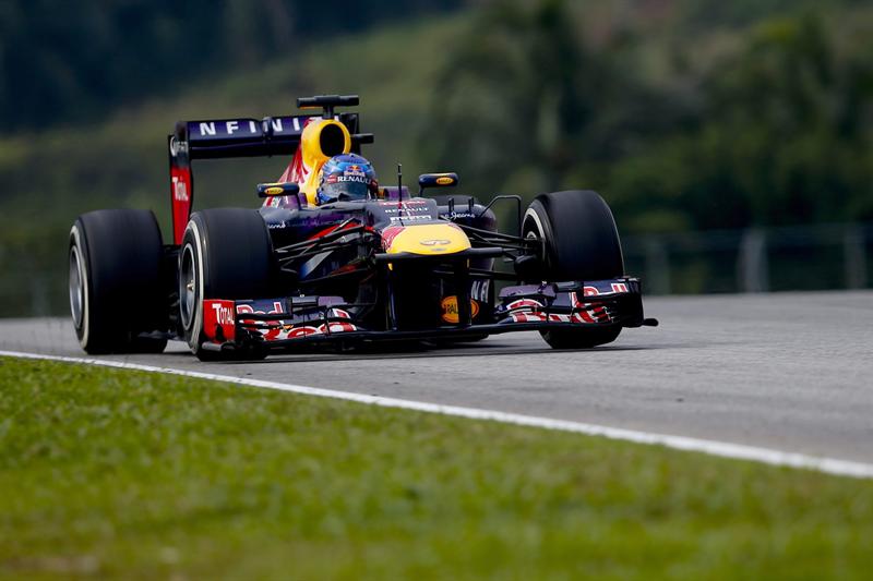 Vettel triunfa en Malasia y Alonso abandona en la segunda vuelta