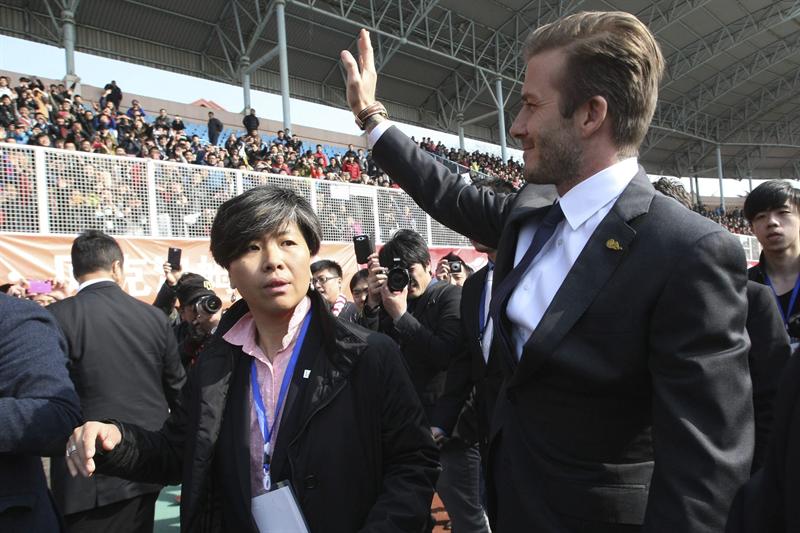 Beckham arrastra multitudes en China jugando en traje y corbata