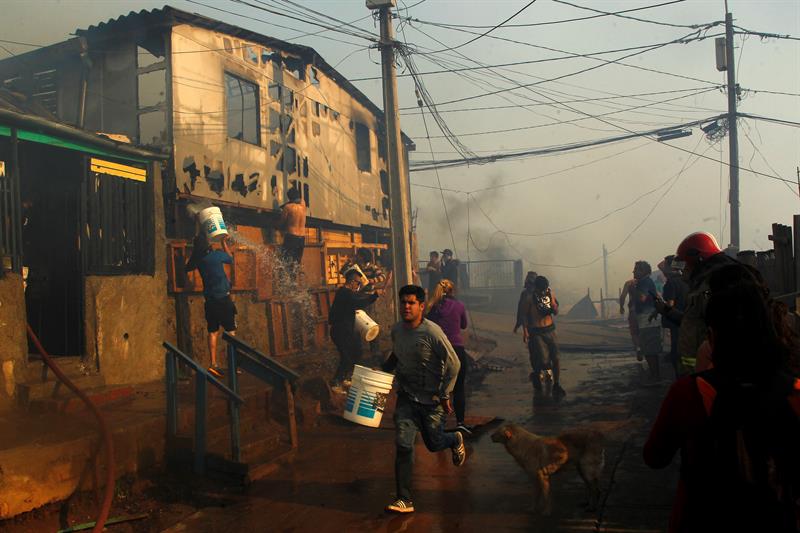 120 Viviendas quemadas, 19 heridos y 400 evacuados por incendio en Valparaíso