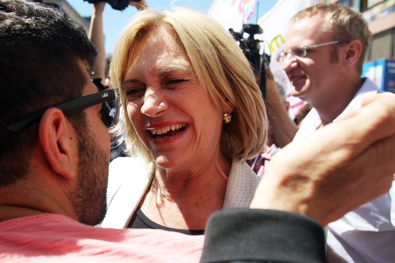 Bachelet y Matthei intensifican contacto con la gente antes de cierre campaña